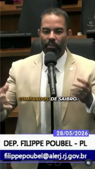 Filippe Poubel na tribuna questionando contratos de saibro em Maricá