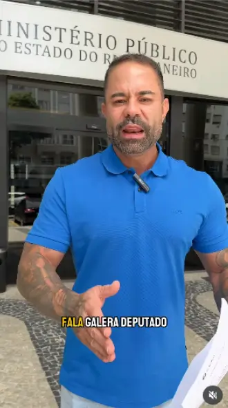 Filippe Poubel em frente ao Ministério Público falando sobre denúncia relacionada à saúde de Maricá