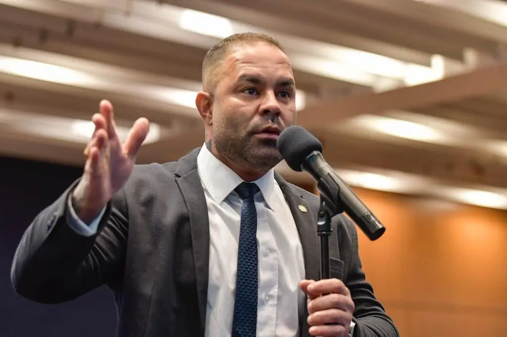 Matéria sobre organização social e devolução de recursos à Prefeitura de Maricá